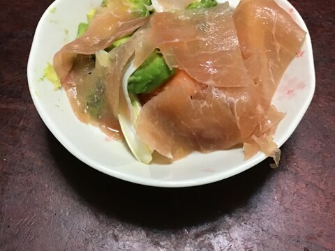 生ハムとアボガドと長葱の盛合わせをワサビポン酢で。